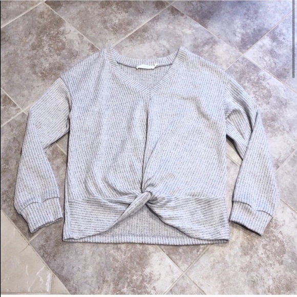🆕 Lush twist front soft gray v neck long sleeve pullover sweater small - Picture 2 of 7